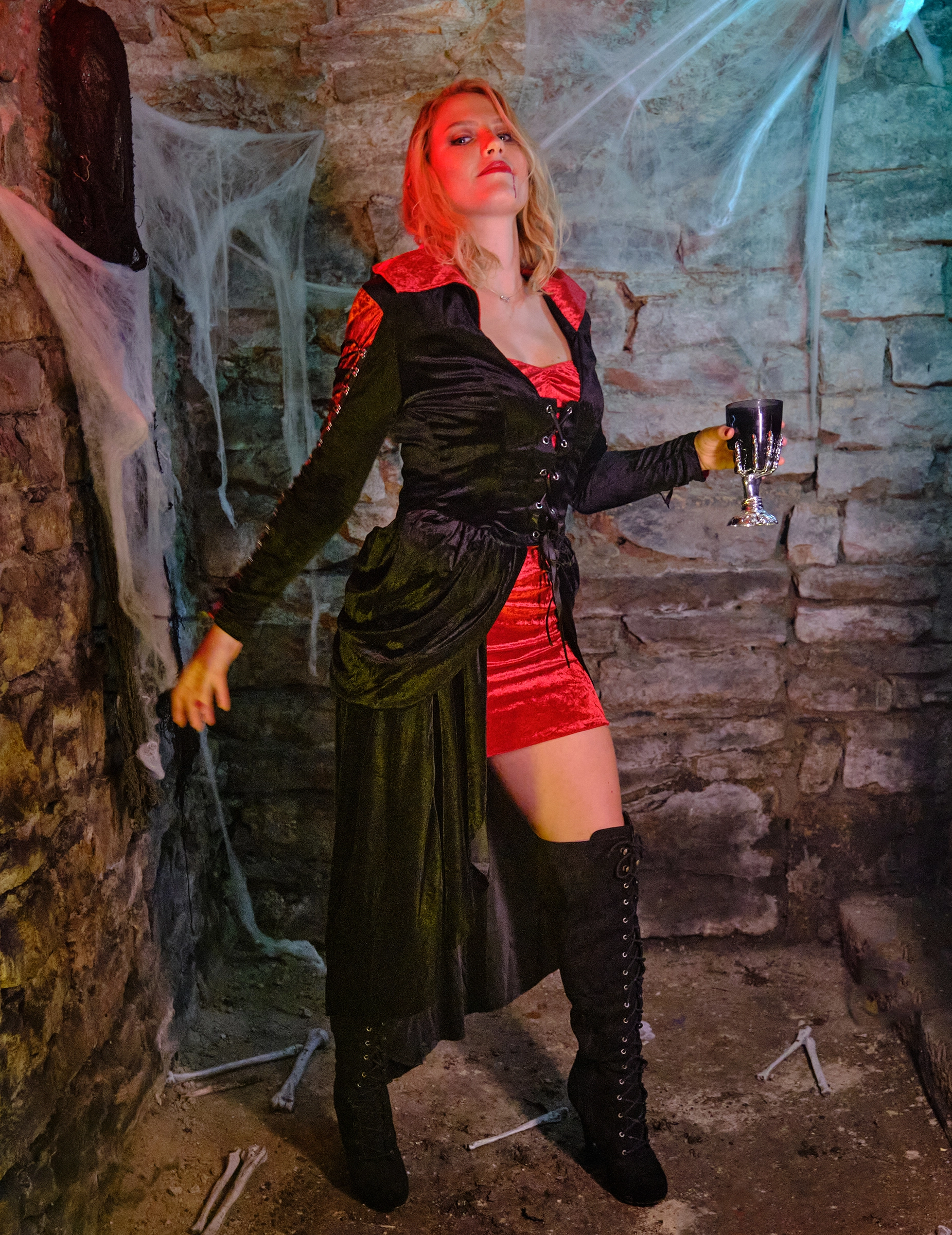 Sexy Rood En Zwart Vampier Kostuum Voor Dames 4 Sexy Rood En Zwart Vampier Kostuum Voor Dames - Afbeelding 2