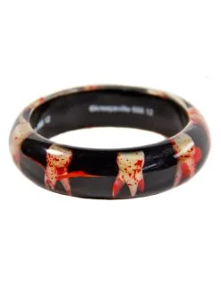 Grote Armband Met Bloederige Kiezen